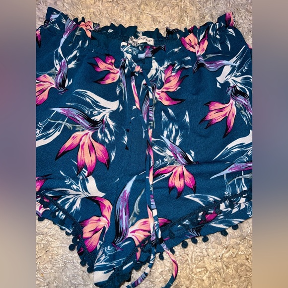 Women’s Ruffle Soft Shorts - Picture 2 of 4